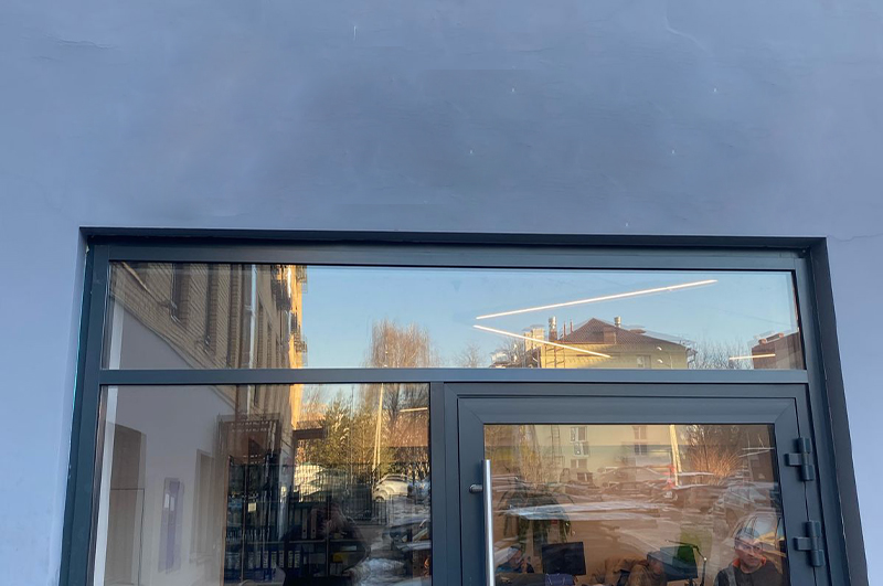 До установки рекламной вывески и после