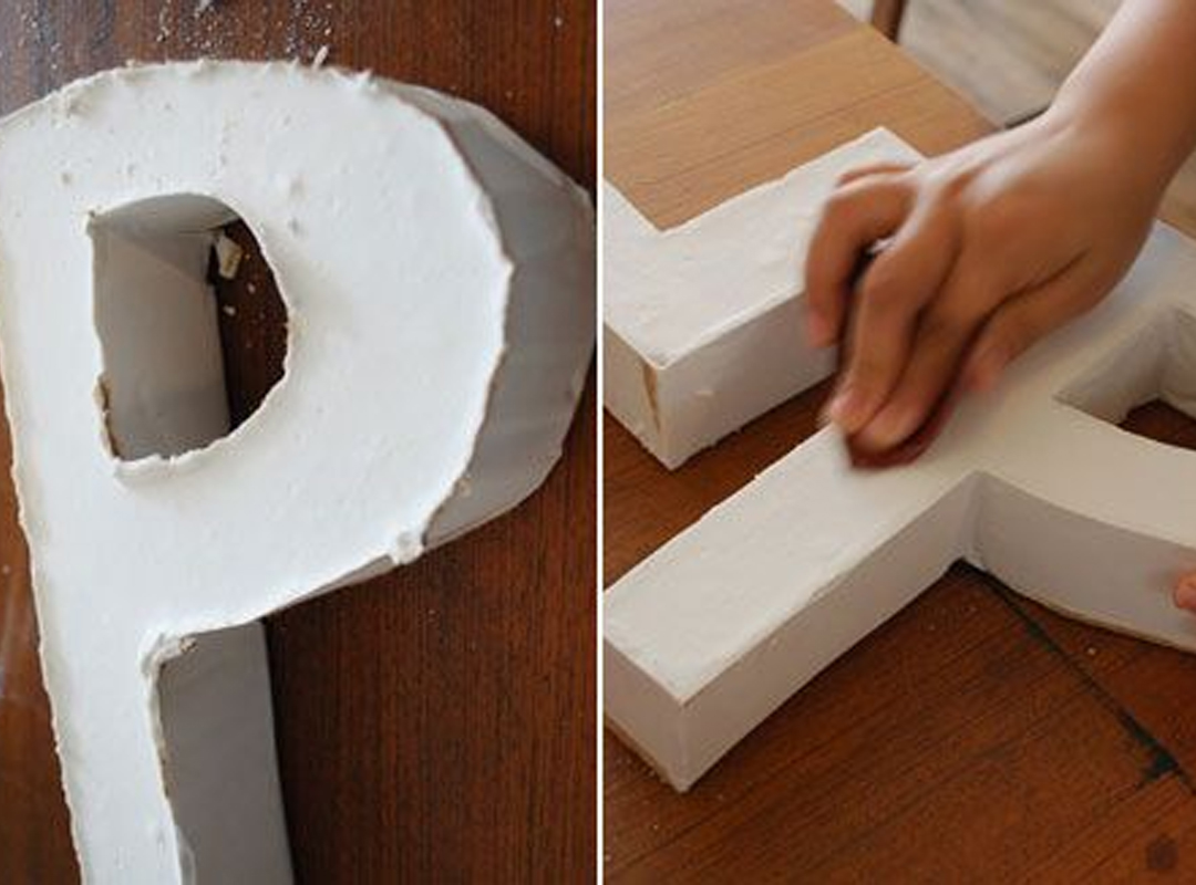 Перед декоративной обработкой буквы шлифуют и грунтуют, чтобы подготовить поверхность. Для окрашивания подходят стойкие латексные и акриловые краски. В качестве альтернативы применяется оклейка пленкой.