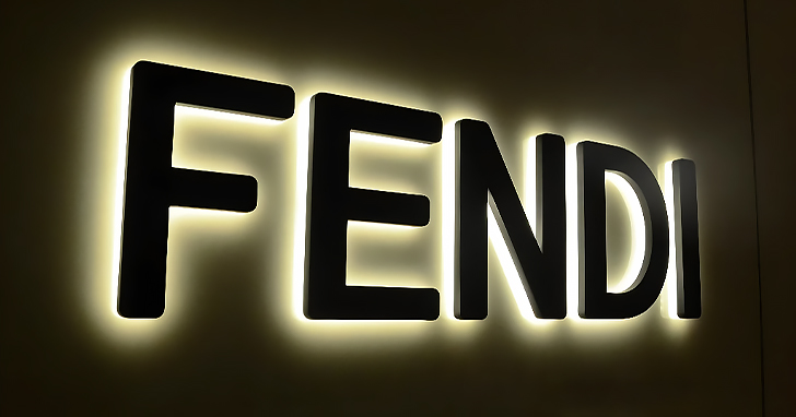 В объемных буквах светодиоды размещают внутри корпуса, а боковые стенки (борта) создают эффект «контурного свечения». В плоских буквах глубина меньше, поэтому свет может слепить или давать пятна. Альтернативой может быть задняя подсветка, где светодиодные модули с линзой крепятся к тыльной стороне буквы из матового акрила.