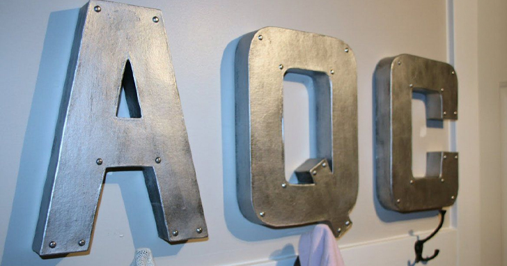 Объемные буквы из металла устойчивы к механическим повреждениям, ультрафиолету, перепадам температур и осадкам. Благодаря антикоррозийной обработке они сохраняют вид и функциональность 10–20 лет и более