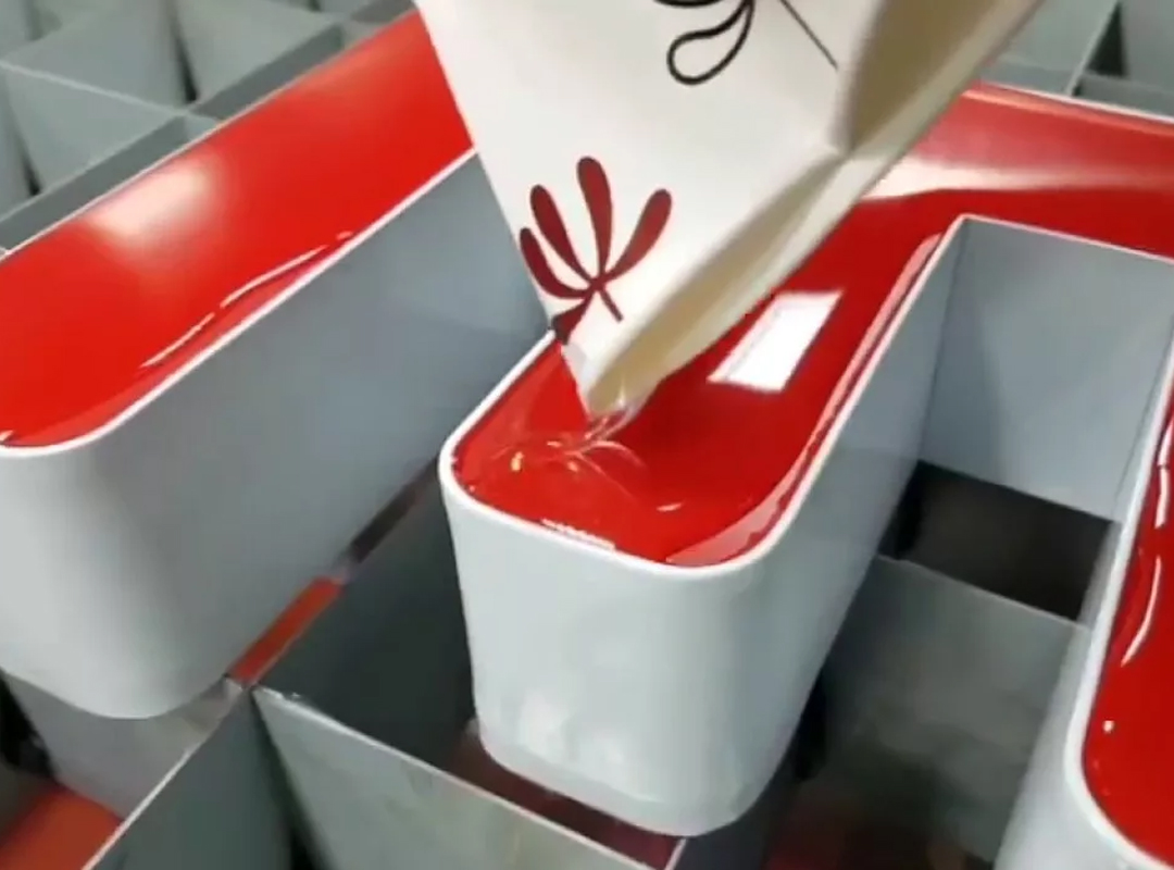 Жидкий акрил легко колеруется, поэтому создавать буквы можно практически любого цвета и оттенка, соответствуя фирменному стилю компании. Возможна заливка разных декоративных деталей внутрь буквы (блестки, камни, логотипы и т.п.).