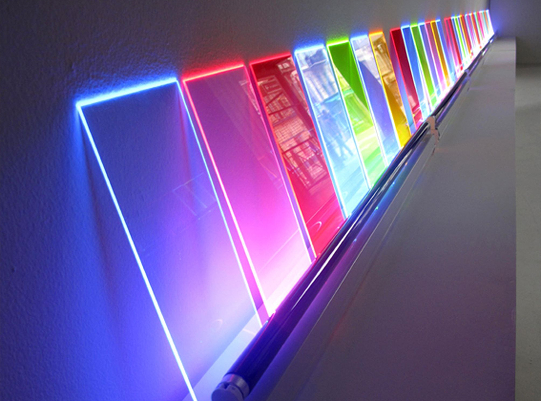 Качественные светодиоды в акрилайт-панелях работают более 50 000 часов, что эквивалентно 5-7 годам непрерывной эксплуатации. Значение имеет тип используемой LED-ленты: распространены и надежны модели SMD 2835 и 5730, отличающиеся оптимальным соотношением яркости и энергоэффективности.