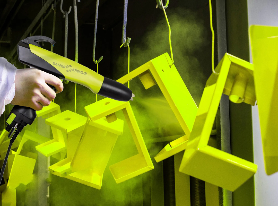 Буквы из металла дополнительно обрабатывают для улучшения общего вида и защиты. Порошковая покраска дает стойкий цвет и защиту от выцветания. Полировка создает зеркальный или матовый эффект, особенно на нержавейке и латуни. Анодирование укрепляет алюминий перед покраской. Гальваническое покрытие (золото, хром) добавляет роскоши, а патина создает винтажный эффект