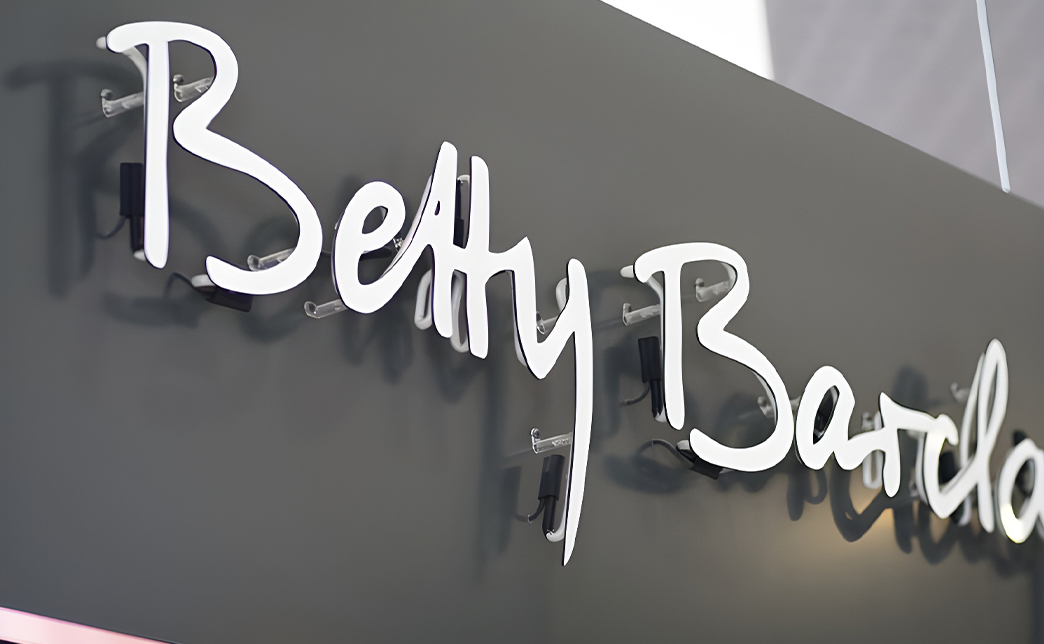 Установка вывески на дистанционные держатели предполагает сверление. В стене по разметке сверлят отверстия, устанавливают дюбели и вкручивают держатели (основание и шляпка). В буквах делают отверстия, надевают на держатели и фиксируют шляпками.