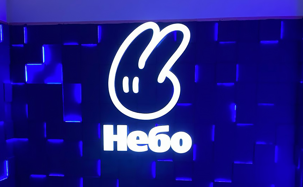 Фигурные короба устанавливают на фасад, стену, выступ, фриз и крышу, используя каркасную металлическую раму. Монтаж может занимать от 3 часов до 3 дней в зависимости от сложности.