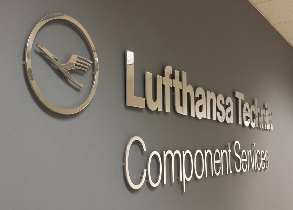 Слишком маленькие буквы могут быть нечитаемы с большого расстояния, а неправильные пропорции могут исказить восприятие текста. Необходимо учитывать расстояние просмотра и угол обзора при расчете размера и выбора шрифта.