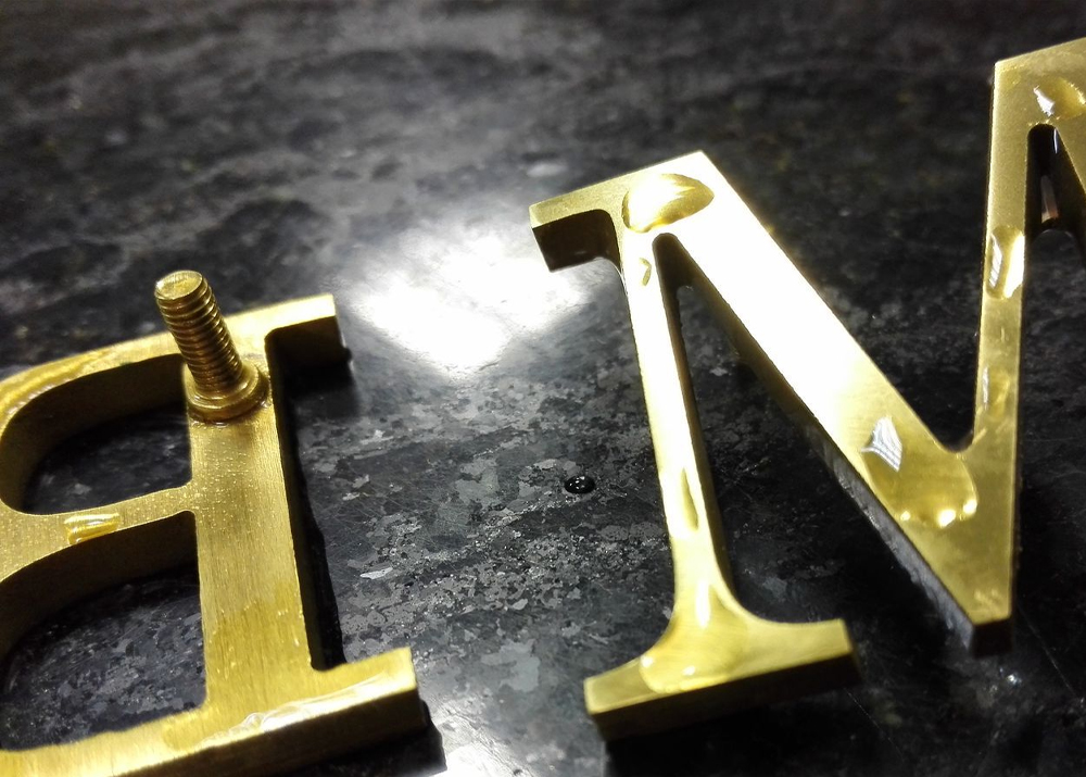 Для надежного крепления используют шпильки и кронштейны, а также скрытые крепежные элементы. Для крупногабаритных букв устанавливают специальную несущую раму