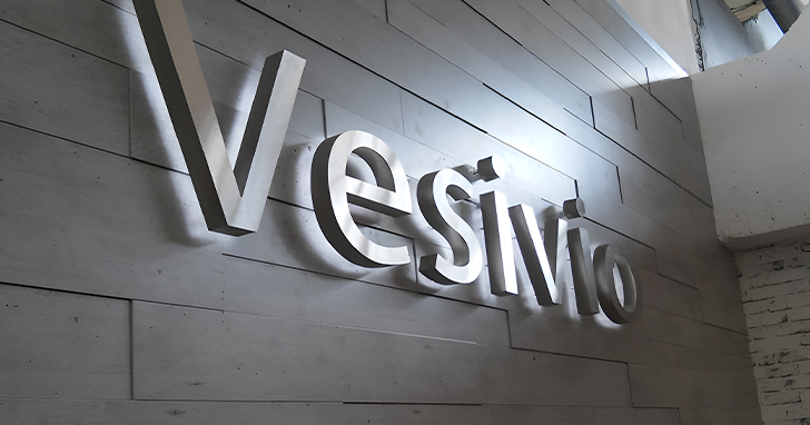 Макет вывески создается по готовому эскизу от клиента. Если его нет, то дизайнер готовит макет, ориентируясь на стиль бренда и пожелания заказчика. Для окончательного согласования дизайна можно посмотреть фотопривязку букв на месте установки в двух вариантах свечения для дня и ночи.