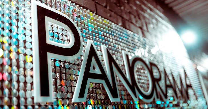 Живые вывески из пайеток эластичны, поэтому их можно размещать на поверхностях стен сложной конфигурации. Их легко адаптировать к изогнутым или неровным формам, недоступным традиционным световым коробам или экранам.