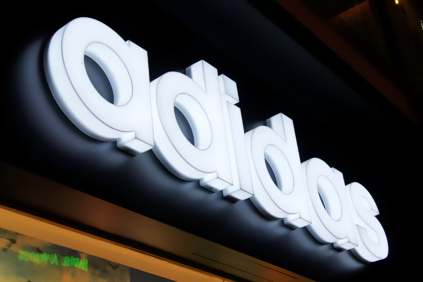 Световой логотип, как и другие рекламные вывески, изготавливается из пластика, акрила и металла. Для лица, торцов и задника могут использоваться разные материалы в зависимости от типа подсветки. Лицевую поверхность украшают и придают цвет с помощью пленки или окрашивания. Если логотип двусторонний, внутри него устанавливается перегородка со светодиодами.