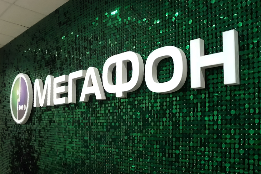 Из-за модульной структуры пайеточные панели просто комбинировать между собой в монтаже вывески любых размеров для нестандартных рекламных площадей, где классические лайтбоксы требуют сложной сборки.