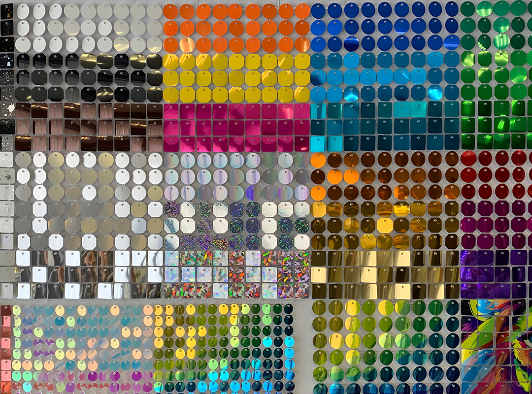 Пайеточные панели в пять раз легче классических световых вывесок, поэтому их установка проста и снижает нагрузку на фасад. Крепление возможно скобками, саморезами или даже двусторонним скотчем, что сокращает затраты на монтаж. Монтируем вывески любой сложности. Наши бригады устанавливают конструкции на фасады, козырьки, отдельные опоры. Крепим надежно – живая вывеска выдержит ветер и непогоду.