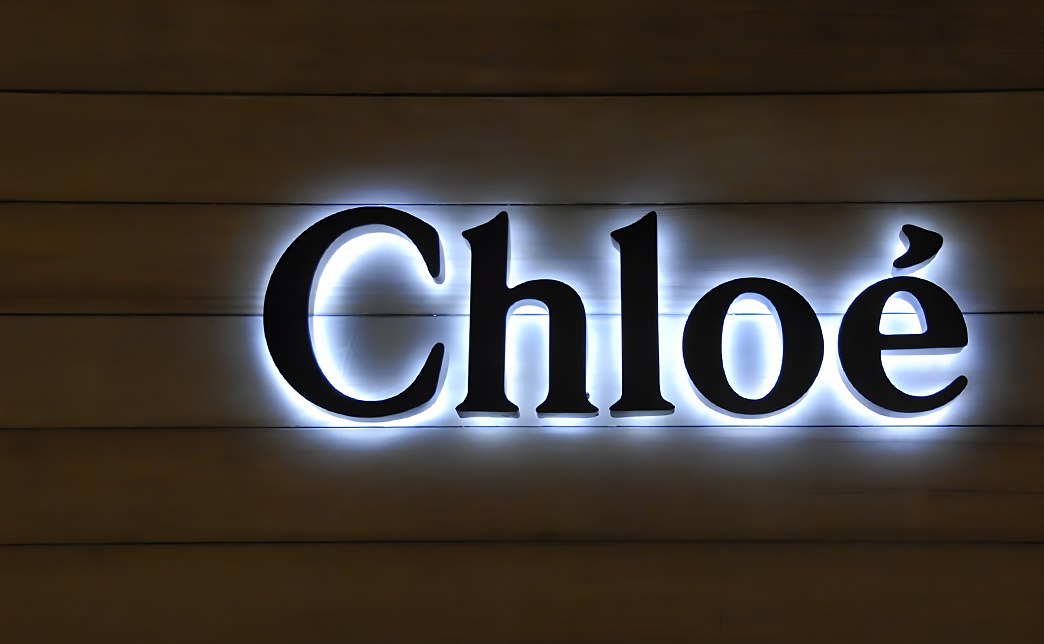 Светодиоды — самый надежный и экономичный вариант для создания подсветки. Они защищены от влаги, пыли и ударов специальным прозрачным корпусом и потребляют всего 35 Вт на 1 кв.м. Срок службы светодиодов — около 10 лет. Они также отличаются яркостью, которую нужно регулировать с помощью  диммеров.