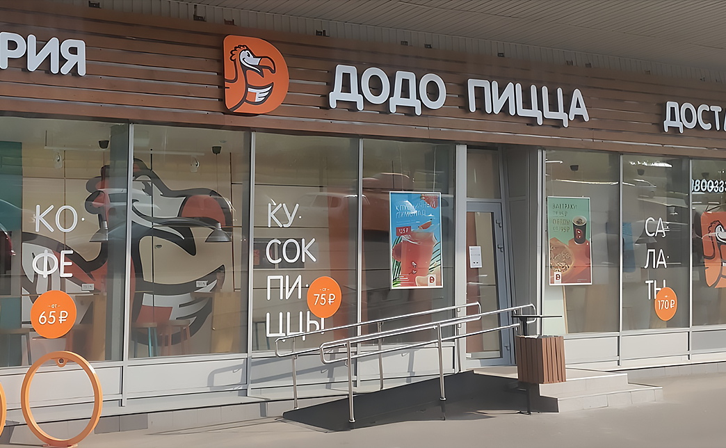 Световые панели можно использовать как для создания фасадных вывесок, так и для внутреннего оформления помещений с повышенной влажностью – бассейнов, саун или производственных цехов.