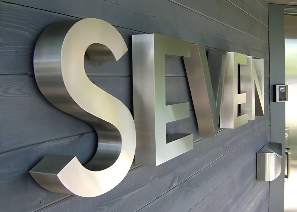 Если конструкция из металлических объемных букв в Сочи не нарушает технических требований, которые предъявляют власти, ей не нужно согласование. Это касается размера и расположения вывески на фасаде. В других населенных пунктах вывеску надо согласовать по подготовленному проекту.