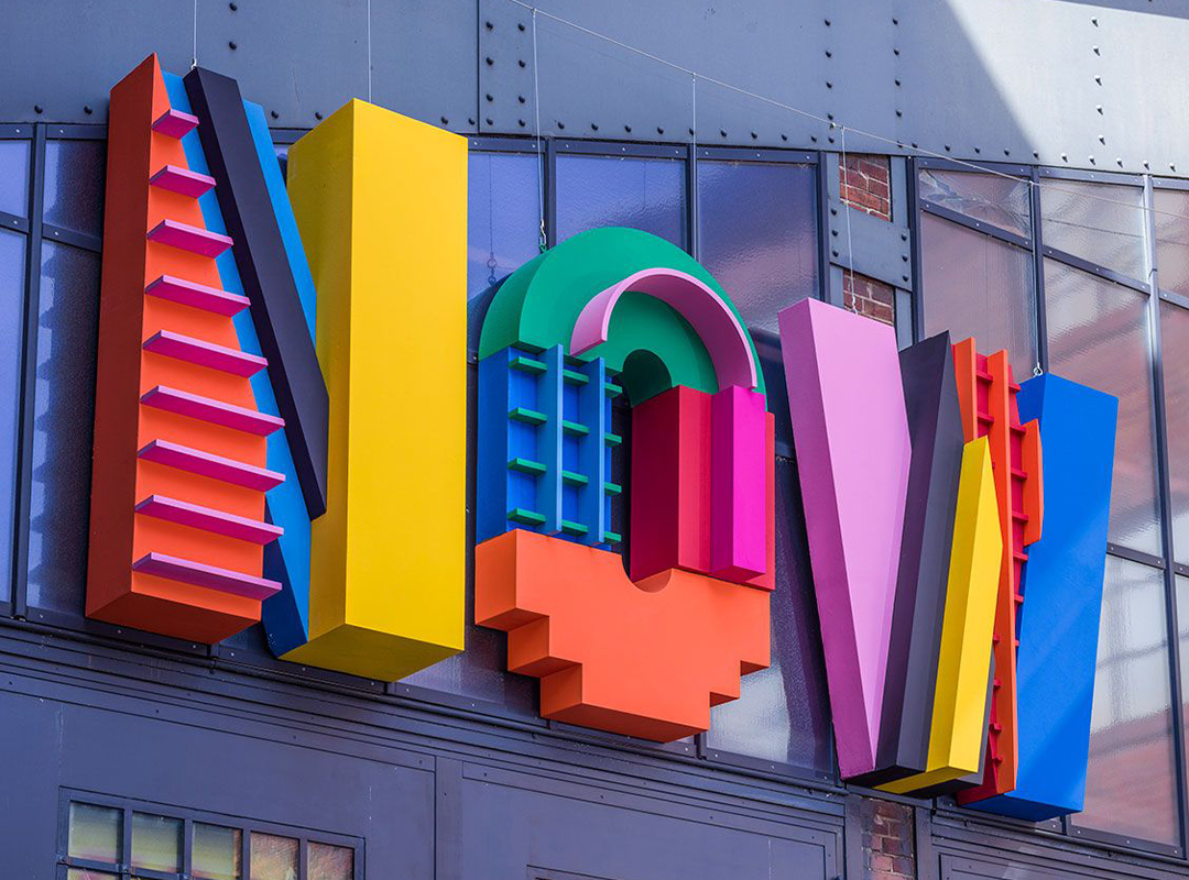 Выбор цветов важен для привлечения внимания. Яркие и контрастные оттенки делают вывеску заметной. При разработке дизайна также учитывают корпоративные цвета бренда.