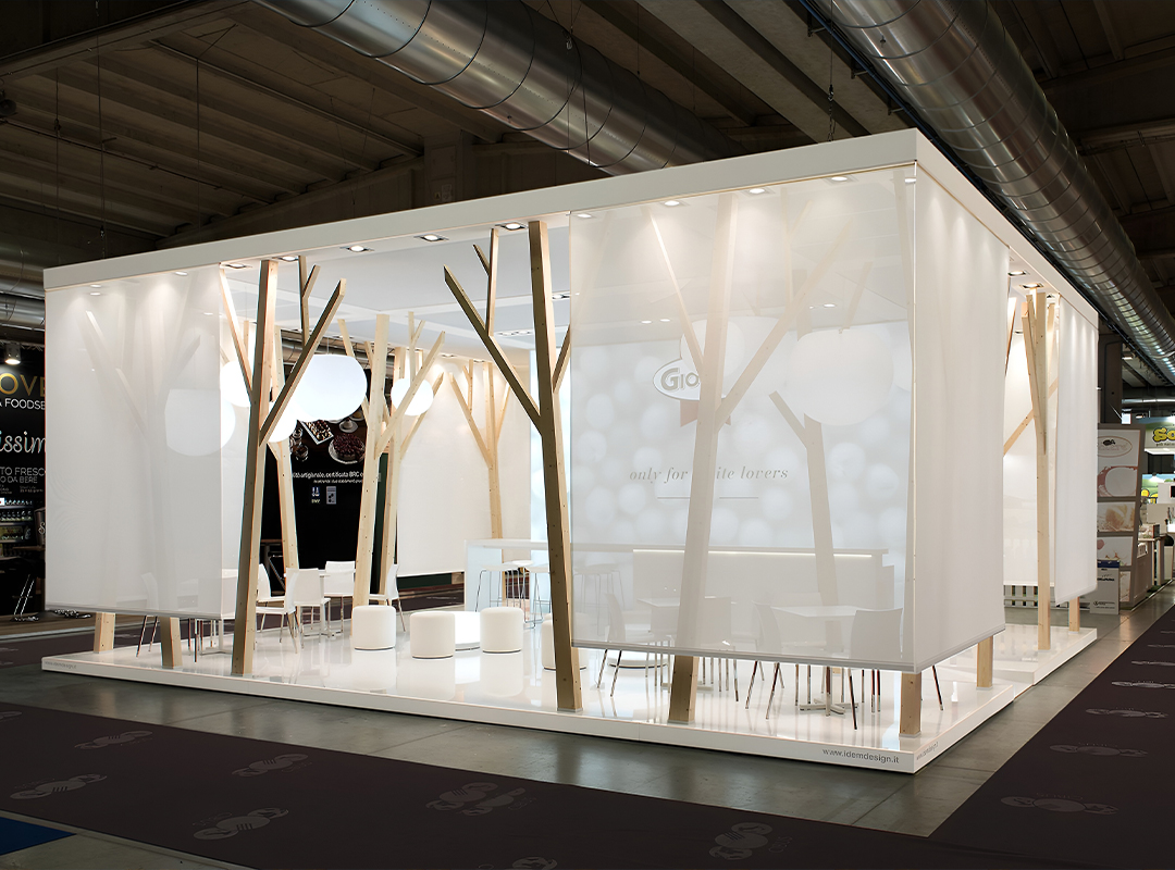 Простой стенд на основе готовых модулей делают за несколько дней. Производство индивидуального проекта с нестандартными элементами потребует 2–4 недели. Если нужна печать крупных изображений или подсветка, это тоже увеличит сроки. Поэтому чтобы избежать спешки и возможных ошибок, всегда лучше заказывать стенд заранее.