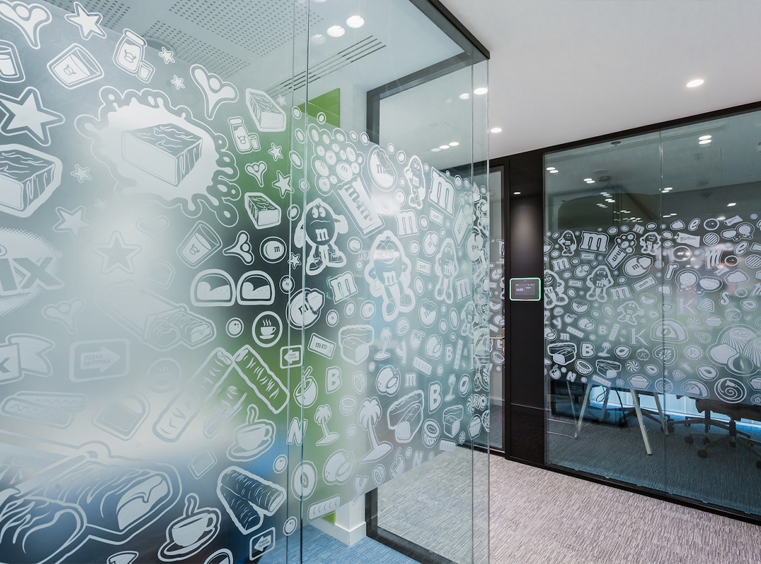 Поддержка CMYK, белого и прозрачного лака позволяет печатать насыщенные изображения с эффектами (металлик, объем) без дополнительной послепечатной обработки.