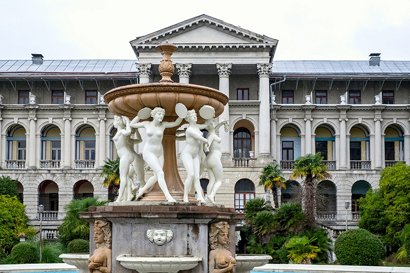 Процесс согласования может быть долгим и сложным. Особенно если речь идет об историческом центре города. Чтобы сохранить первозданный облик пространства и получить разрешение на установку, необходимо привлекать профессиональных архитекторов и дизайнеров, имеющих опыт работы с историческими зданиям.