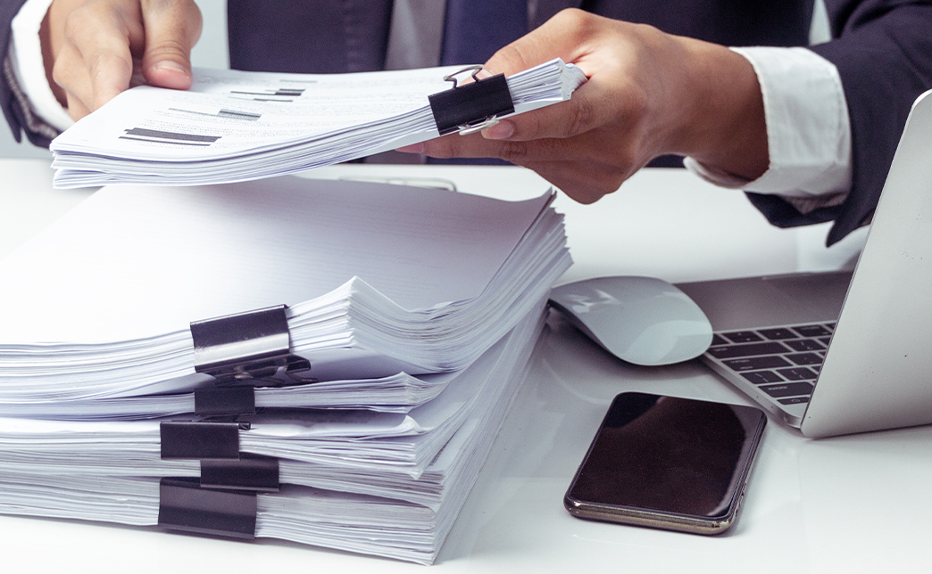 Для согласования необходимы документы, подтверждающие право на размещение рекламы на объекте недвижимости: свидетельство о собственности, договор аренды или иные документы. Если это земельный участок, придется проверить, не находится ли он в зоне особого регулирования градостроительной деятельности и не нужны ли дополнительные разрешения.