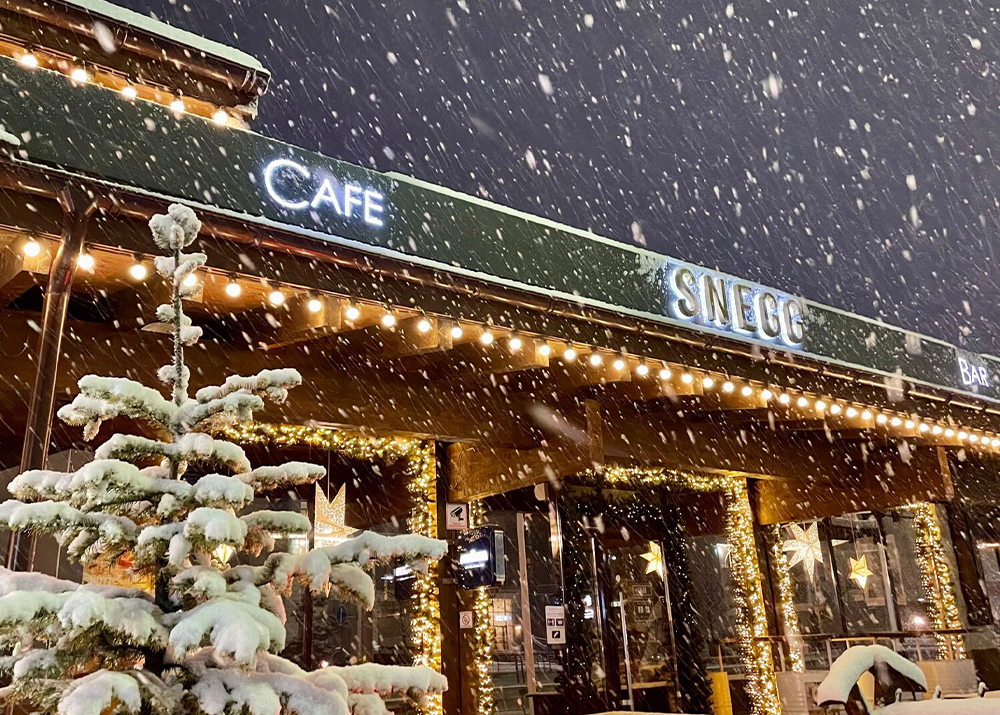 Для согласования вывесок нужны знания технических, дизайнерских и юридических норм. Нередко возникают спорные ситуации с согласующими органами по толкованию законов и норм.  В таких случаях крайне важна помощь профессиональных юристов для защиты интересов заказчика рекламы.
